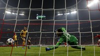 Gawang Arsenal dibobol oleh Robert Lewandowski di menit ke-53. Pool/ Michaela Rehle/Reuters/detikFoto.