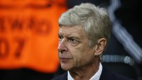 Arsene Wenger tampak serius mengamati jalannya pertandingan. Pool/Michael Dalder/Reuters/detikFoto.