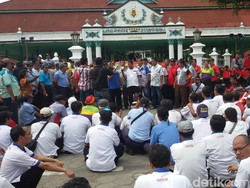 Tolak Taksi Online, Ribuan Sopir Taksi di Yogyakarta Demo