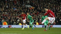 Zlatan Ibrahimovic melepaskan tendangan penalti yang berbuah gol ke gawang Saint Etienne. Pool/Andrew Yates/Reuters/detikFoto.