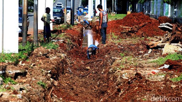 Pembuatan Saluran Air di Jl. Asia Afrika