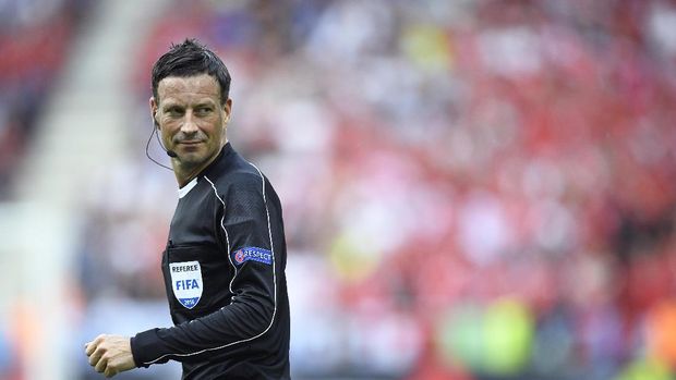 English referee Mark Clattenburg looks on during the Euro 2016 round of sixteen football match Switzerland vs Poland, on June 25, 2016 at the Geoffroy Guichard stadium in Saint-Etienne. / AFP PHOTO / MARTIN BUREAU