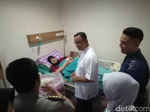 Saat Anies Baswedan Jenguk Istri Patwalnya yang Melahirkan