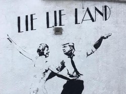 Parodikan La La Land, Grafiti Ini Ubah Wajah Ryan Gosling Jadi Trump