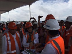 Pakai Helm dan Rompi, Sri Mulyani Blusukan ke Proyek Tol Semarang-Solo