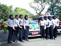 Petugas Dishub Cantik ini Siap Berhadapan dengan Jukir Nakal