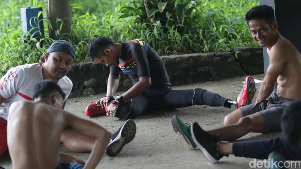 M. Fadli tengah melakukan pendinginan usai latihan balap sepeda di Sirkuit Karting< Snetul, Bogor, Kamis (17/2/2017)