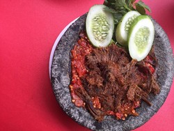 Ibu Bandung: Raos Pisan! Empal Penyet Dicocol Sambal Mentah yang Pedas Segar