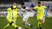 Dele Alli berusaha melewati Anderson Esiti dan Brecht Dejaegere. Dalam pertandingan ini, Spurs cukup dominan dengan penguasaan bola hingga 55%, tapi kesulitan mengancam gawang tuan rumah. Pool/Paul Childs/Reuters/detikFoto.