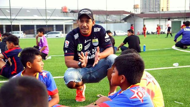 Supriyono bersama pemain cilik SSB Bintang Primavera Bandung 