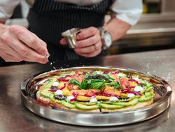 Mau Cicip Pizza Margherita Bertopping Caviar dan Truffle Seharga Rp 6,6 Juta?