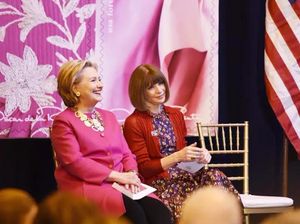 Hillary Clinton Tampil Stylish dengan Kalung Oscar de la Renta Rp 7,8 Juta Hillary Clinton Tampil Stylish dengan Kalung Oscar de la Renta Rp 7,8 Juta