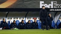 Mauricio Pochettino tampak serius mengamati jalannya pertandingan. Pool/Paul Childs/Reuters/detikFoto.
