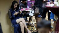 Saat Siti Badriah Sibuk dengan Ponselnya di Trans TV