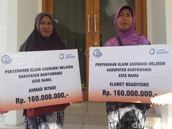 Cerita Haru Dua Ibu Terima Asuransi Nelayan Pasca Suaminya Meninggal