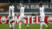 Victor Wanyama, Ben Davies, dan Georges-Kevin Nkoudou terlihat kecewa usai dikalahkan oleh Gent di Ghelamco Arena, Jumat (17/2/2017) dinihari WIB. Pool/Paul Childs/Reuters.