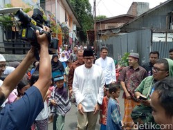 Sandiaga Sapa Warga dan Salat Jumat di Petogogan