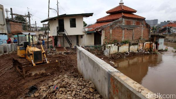 Melihat Tanggul Ciliwung yang Belum Diturap