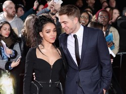 Foto: Mesranya Robert Pattinson & FKA Twigs di Karpet Merah