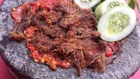 Enaknya Empal Penyet Dicocol Sambal Mentah Khas Sunda
