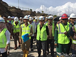 Gaya Sri Mulyani, Tinjau Proyek Hingga Makan Durian di Kudus