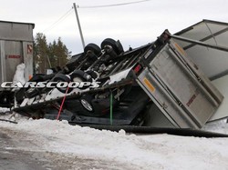 Truk Pengangkut Porsche Terguling