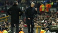Jose Mourinho memberikan pengarahan kepada para pemain Manchester United. Pool/Andrew Yates/Reuters/detikFoto.