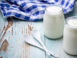 Cairan Bening di Permukaan Yogurt Harus Diaduk atau Dibuang?