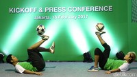 Pembukaan ini juga diramaikan oleh aksi juggling bola.