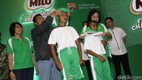 Imam memakaikan jersey MILO Football Championship 2017 kepada perwakilan peserta.