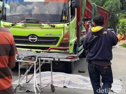 Kejar Anak Menyeberang Jalan, Seorang Ibu Tewas Ditabrak Truk