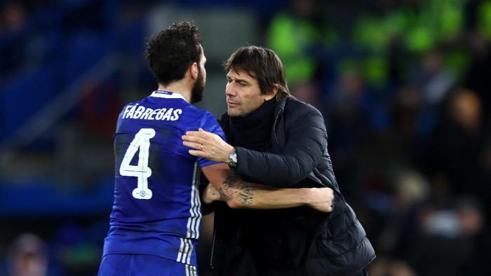 LONDON, ENGLAND - JANUARY 28: Antonio Conte, Manager of Chelsea and Cesc Fabregas of Chelsea speak during the Emirates FA Cup Fourth Round match between Chelsea and Brentford at Stamford Bridge on January 28, 2017 in London, England.  (Photo by Clive Mason/Getty Images)