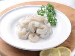 Ini Cara Mudah Untuk Mengupas Kulit Udang Segar dan Rebus