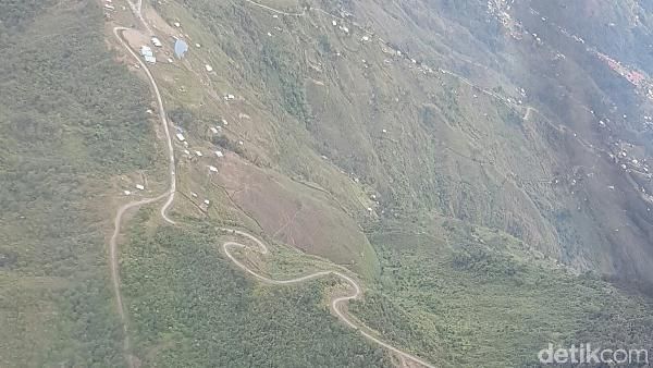 Foto: Wow! Jokowi Bangun Jalan Ribuan Kilometer di Kalimantan dan Papua