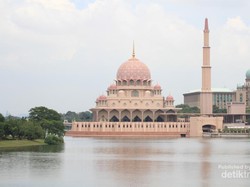 Selain Petronas, Malaysia Juga Punya Masjid Pink Cantik
