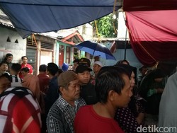 Hujan, Warga TPS 29 Kalibata Tetap Antusias Ikut Pencoblosan Ulang