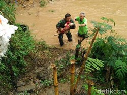 Foto Saat Evakuasi Balita Tenggelam Viral, Ini Cerita Pelda Idris