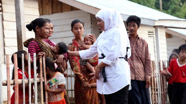 Mensos Khofifah Resmikan Rumah Suku Anak Dalam