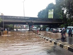 Video Puluhan Motor Mogok di Kalimalang karena Nekat Terjang Banjir