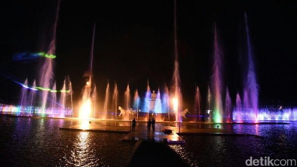 Pertunjukan Spektakuler Air Mancur Sri Baduga Purwakarta