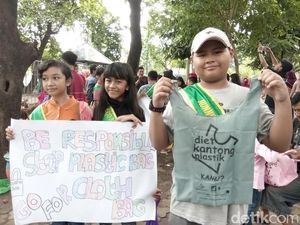 Peringati Hari Peduli Sampah, Warga Diajak Diet Kantong Plastik