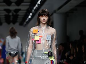 Unik, Ada Baju Penuh dengan Tempelan Kertas Post-it