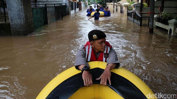 Banjir, Warga Cipinang Melayu Dievakuasi