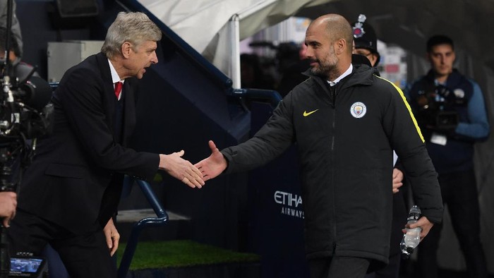 MANCHESTER, ENGLAND - DECEMBER 18:  Arsene Wenger, Manager of Arsenal (L) and Josep Guardiola, Manager of Manchester City (R) shake hands prior to kick off during the Premier League match between Manchester City and Arsenal at the Etihad Stadium on December 18, 2016 in Manchester, England.  (Photo by Michael Regan/Getty Images)