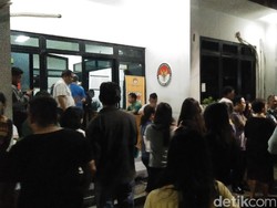 Puluhan Orang Datangi Bawaslu DKI, Lapor Tak Bisa Mencoblos