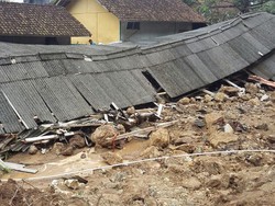 Tebing Longsor Timpa Kandang Ayam dan Rumah Warga di Tasikmalaya