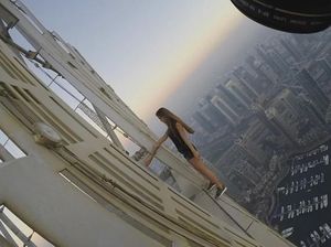 Model Cantik Pertaruhkan Nyawa Demi Selfie