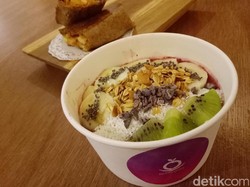 Berrywell: Segar Menyehatkan Smoothies Bowl Acai Berry dan Lemon Chia Cake