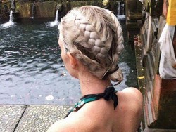 Sweet, Pria Ini Bangun Pagi-pagi Untuk Menata Rambut Istrinya