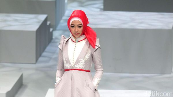 Foto: Koleksi Kursein Karzai di Indonesia Fashion Week 2017